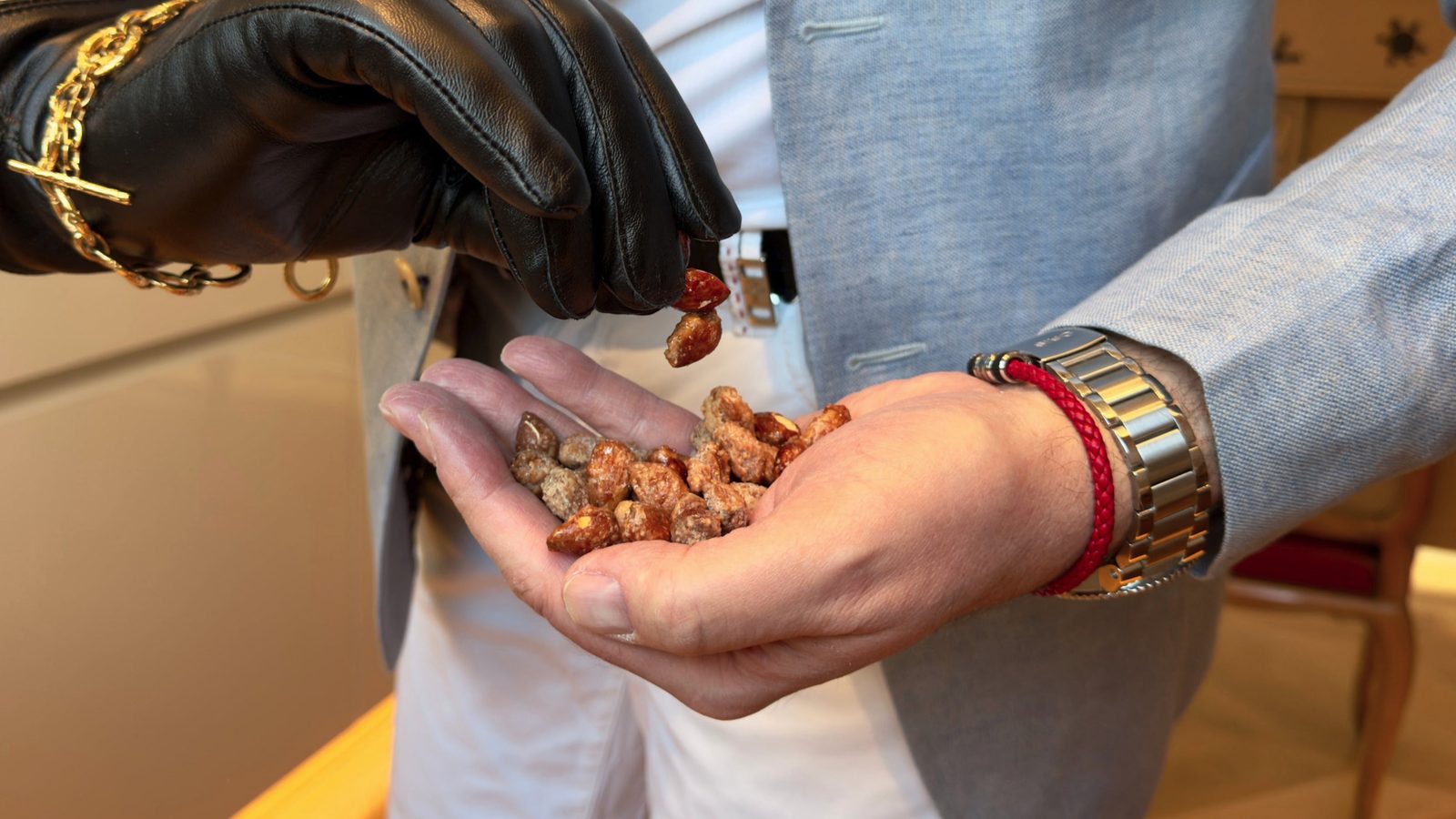Gebrannte Mandeln in der Hand