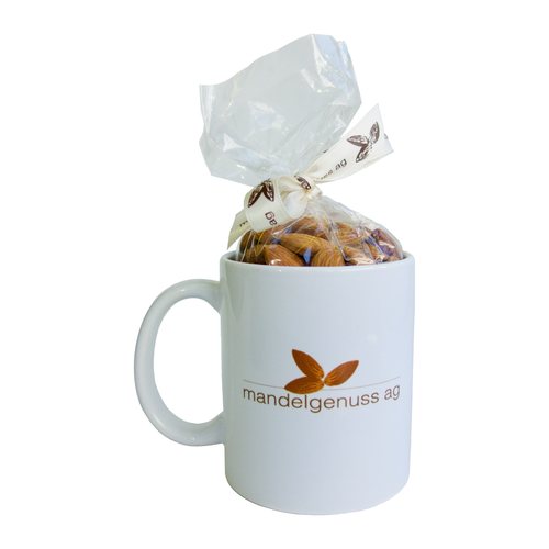 Tasse mit «mandelgenuss»-Logo und Mandeln