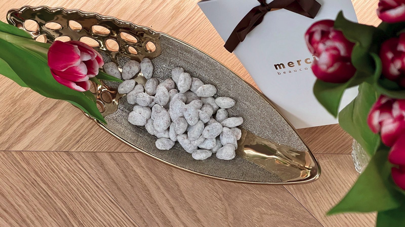 Mandeln mit weisser Schokolade auf goldenem Teller